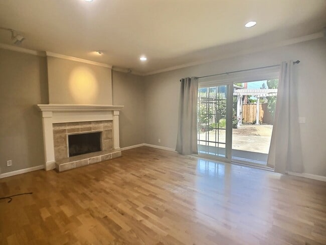 Building Photo - Spacious 4 Bed/ 2 Bath House in the Quiet ...