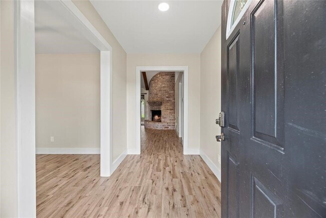 Building Photo - 2219 Briarview Dr