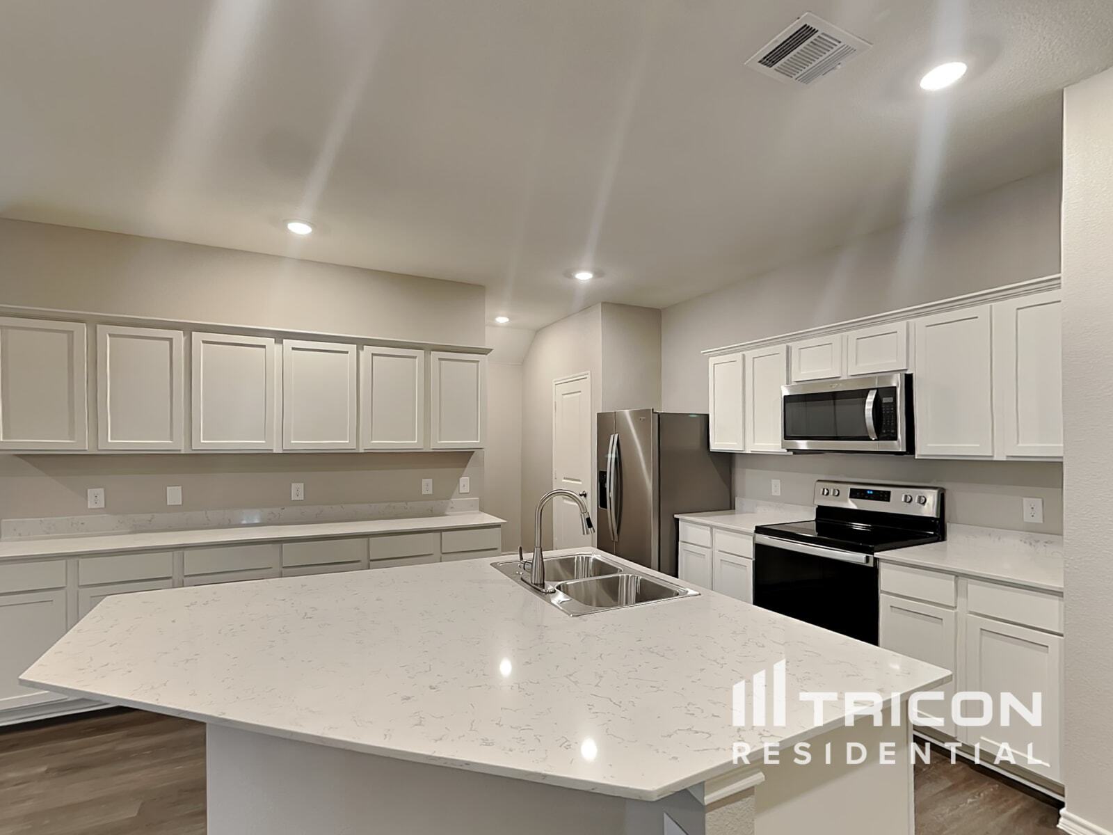 Building Photo - 636 Excelsior Dr