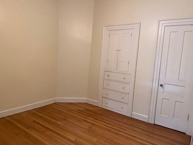 Building Photo - Adorable One Bedroom Upper in Heritage Hil...
