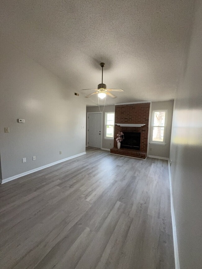 Building Photo - 233 Easy St