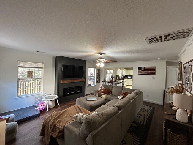 Building Photo - Bradley Point Residence for Rent - 4 Bedroom/2.5 Bath