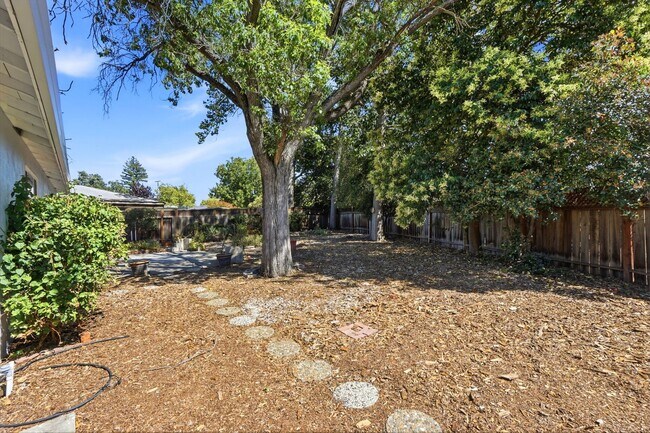 Building Photo - Beautiful Spacious 3-bedroom 1.5-Bath Home in Concord!