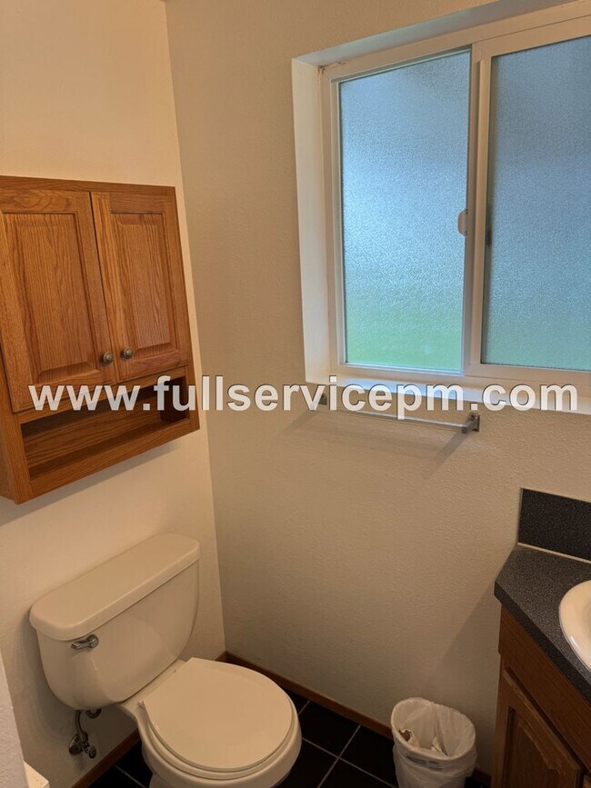 Building Photo - Basement apartment in a house