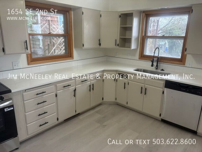 Building Photo - 1654 SE 2nd St