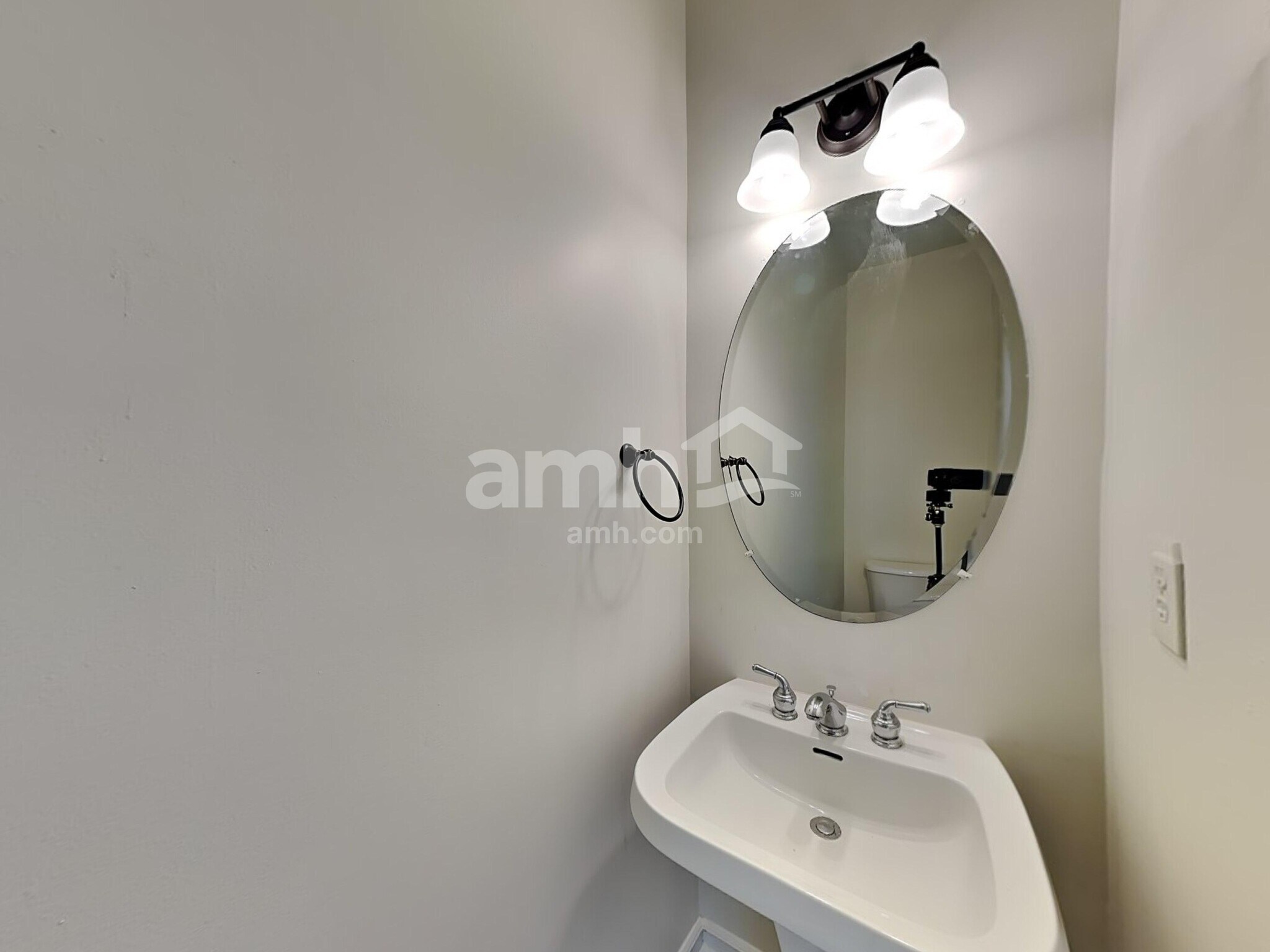 Building Photo - 1015 Farmingham Ln