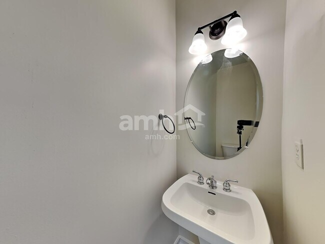 Building Photo - 1015 Farmingham Ln