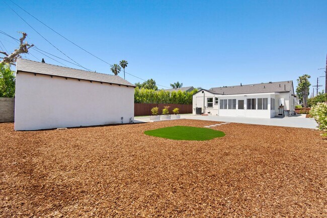 Building Photo - BEAUTIFUL CORNER HOUSE IN THE HEART OF VAL...