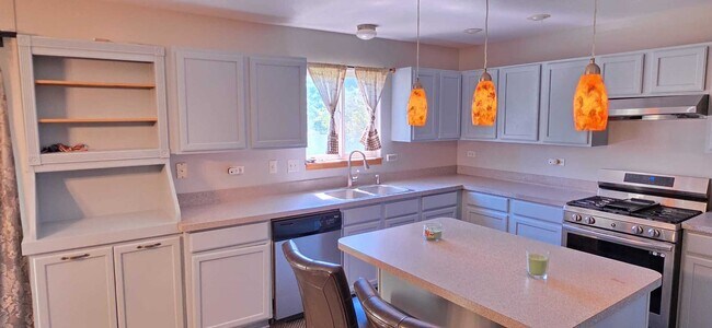 Building Photo - 2416 Boxwood Ln