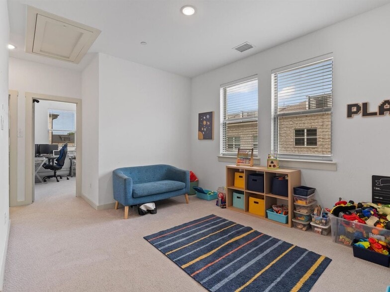 Building Photo - 607 Arapaho Dr