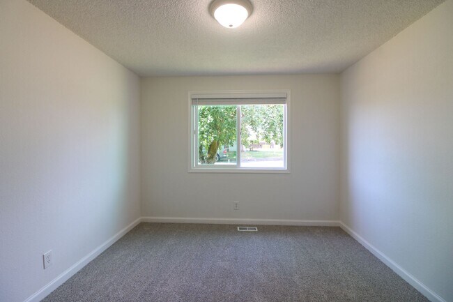 Building Photo - 1488 Warbler Dr SE