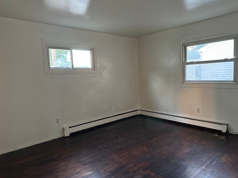 Building Photo - 606 Maple St