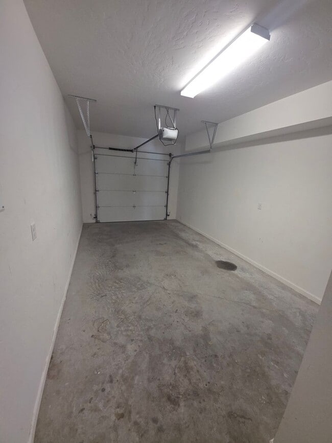 Building Photo - 3 Bed 2.5 Bath PRIME location Townhome!!