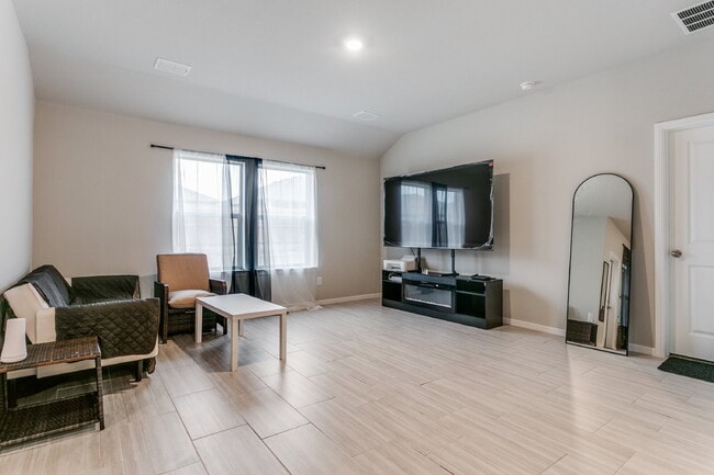 Building Photo - Stylish 4-Bedroom Home in Justin