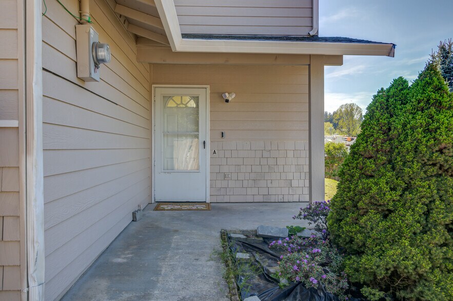 Building Photo - 705 5th Ave