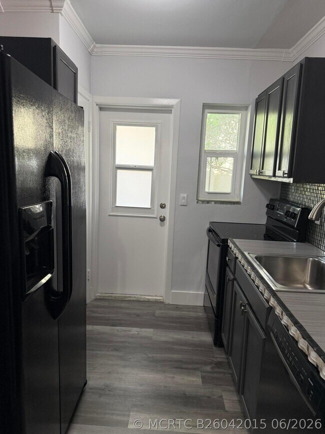 Building Photo - 2121 NE 42nd Ct