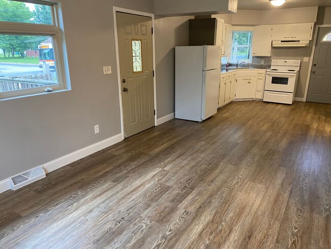 Building Photo - Updated 1-Bedroom House With Large Backyard
