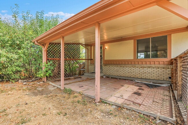 Building Photo - $2,600.00, 3-bed, 2.5-bath, located in Lak...