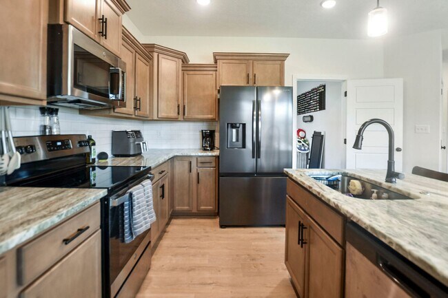 Building Photo - Pet Friendly Four Bedroom!