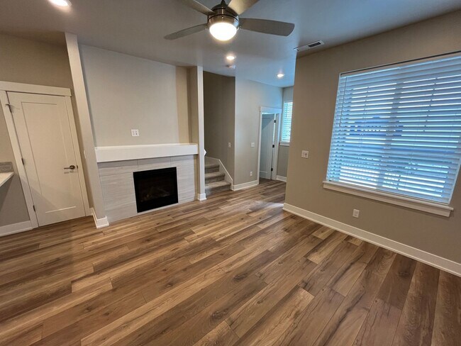Building Photo - Community Pool and Fitness Center! 3 Bed/2...