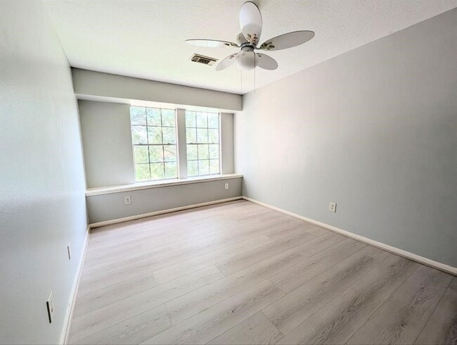 Building Photo - 4521 Stonebridge Dr
