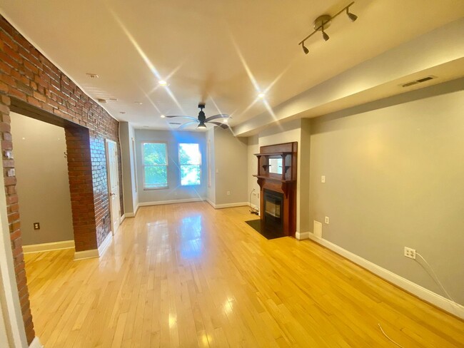 Building Photo - Mt Vernon Triangle Spacious 2 Bed 2.5 Bath...