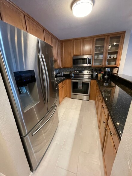 full kitchen , stainless appliances - 3030 Suncrest Dr unit 402