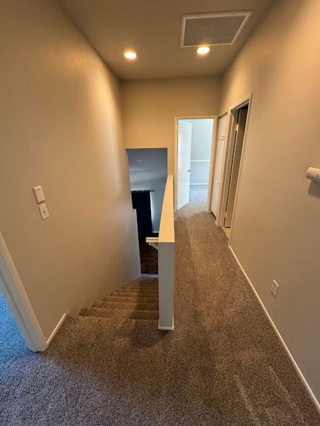 Building Photo - Welcome to this stunning 3-bedroom, 2.5-ba...