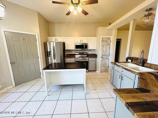 Building Photo - 913 Mackinaw Trail