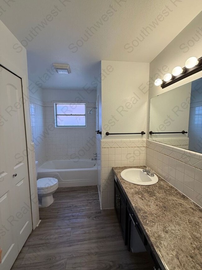 Building Photo - Spacious 4 bedroom 2 bath brick home