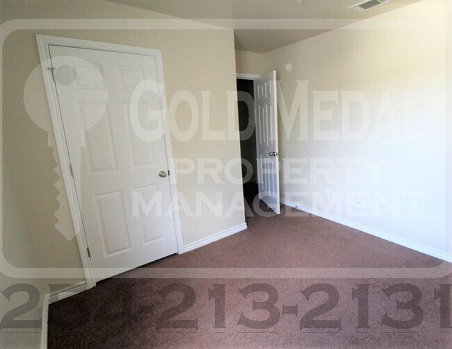 Building Photo - 4008 Cambridge Dr