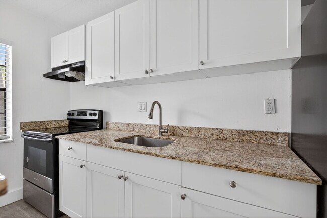 Building Photo - Bright & Modern 1-Bedroom Apartment in Prime Oakland Park Location