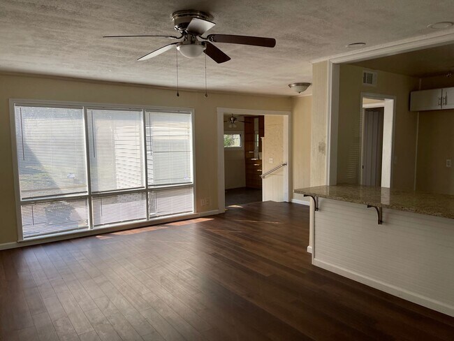 Building Photo - Newly Updated Midtown Beauty!