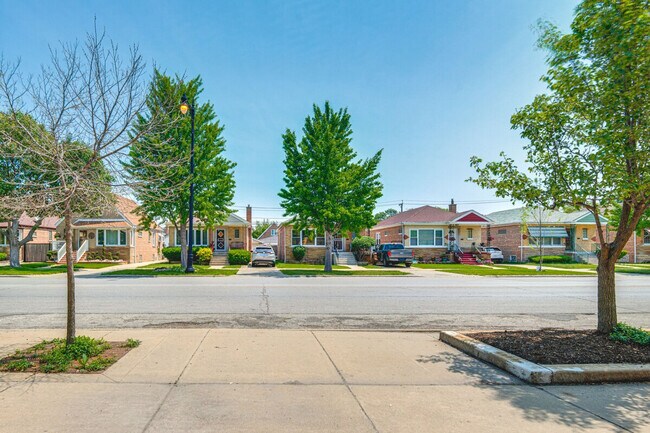 Building Photo - 8136 S Kedzie Ave