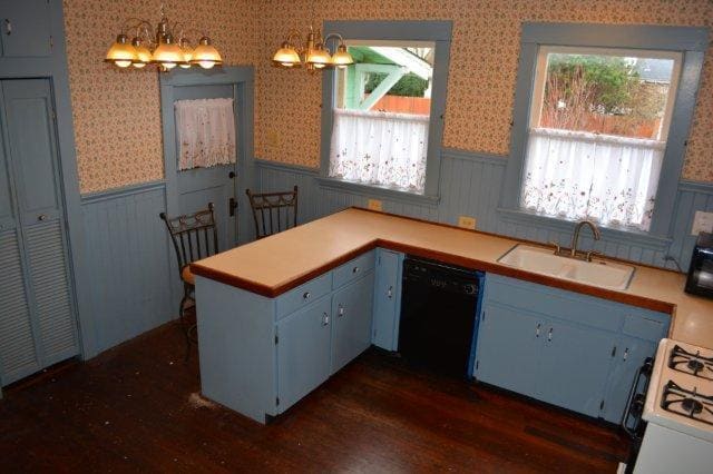 Building Photo - Beautiful, spacious Craftsman, Owner pays Yard Care, Laundry on site