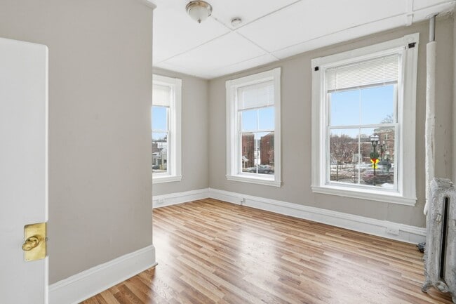 Building Photo - Your Hudson Home Awaits – 2 Bedrooms, Free Application, Pet Friendly