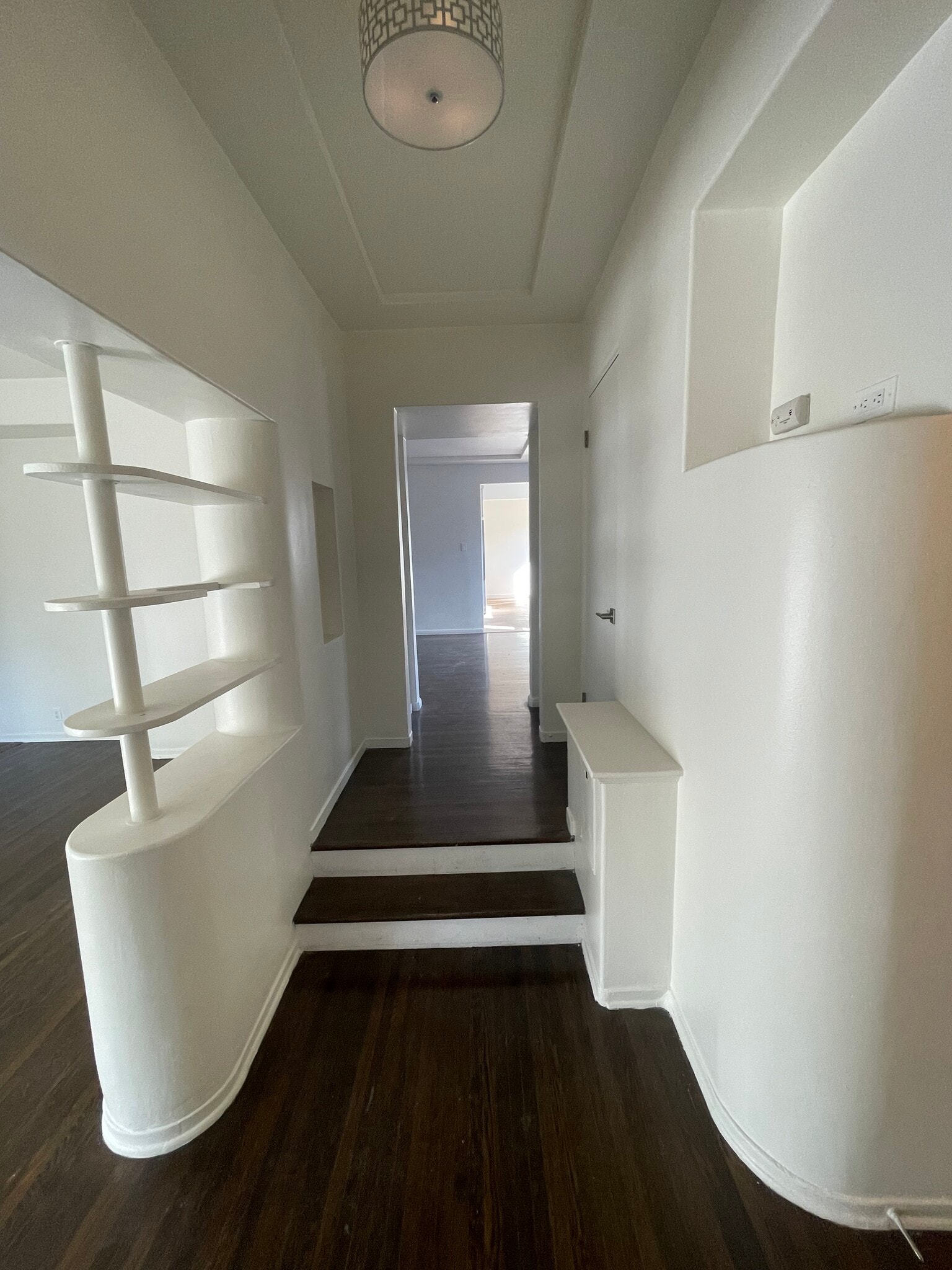 Building Photo - 3043 Hollycrest Dr