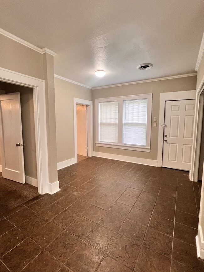 Building Photo - Spacious 3 Bedroom 2 Bath