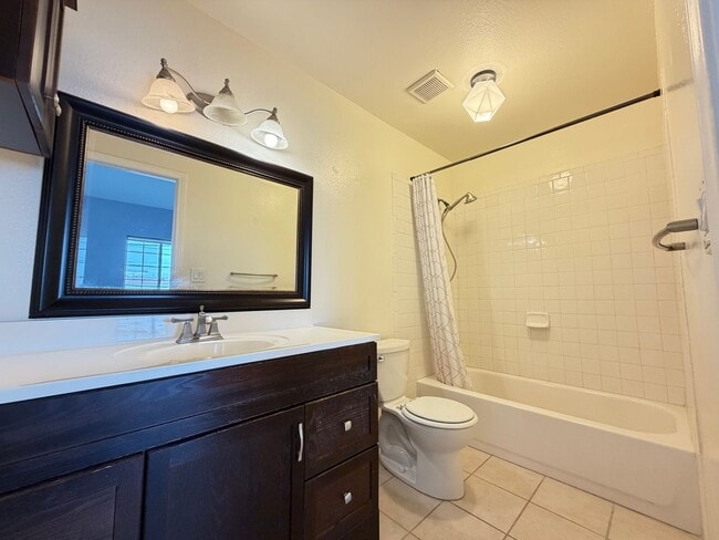 Building Photo - 2 Bed / 2.5 Bath Tri-Level Townhome – Gated Community in North Redondo Beach (Torrance PO)