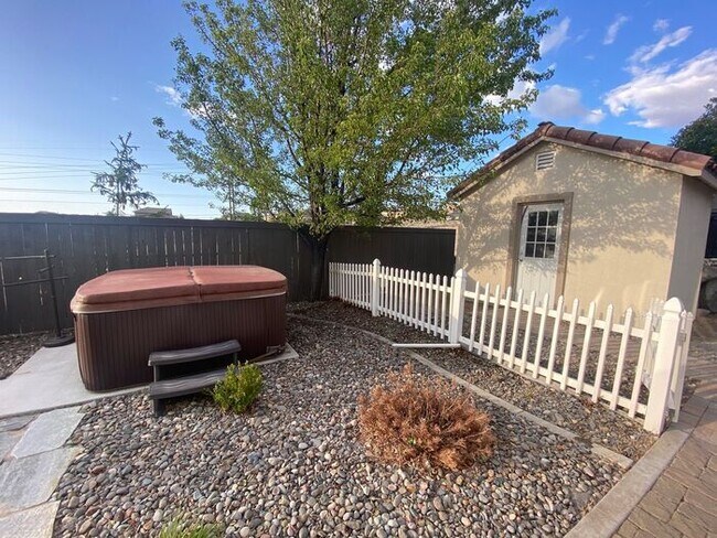 Building Photo - Top of the Hill - Gorgeous 5 Bedroom 3 Bat...