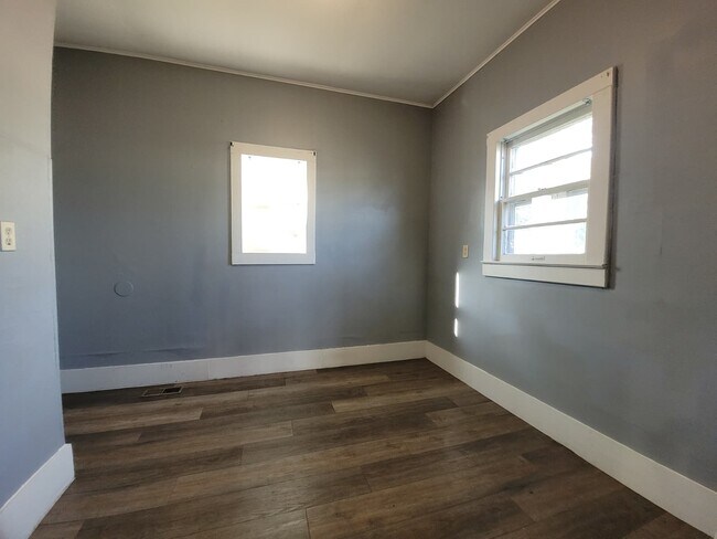 Building Photo - 803 S Locust St