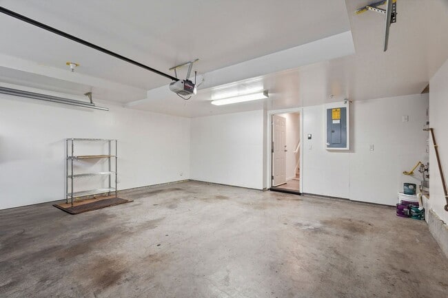 Building Photo - Spacious 2BR/2BA End-Unit Condo for rent in Warm Springs – Montebello Community