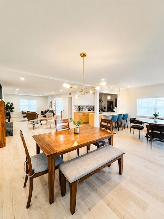 Building Photo - *** Near Domain * Stunning 5 Bedroom 4 Bath House with Garage * Fully Furnished * Designer Decora...