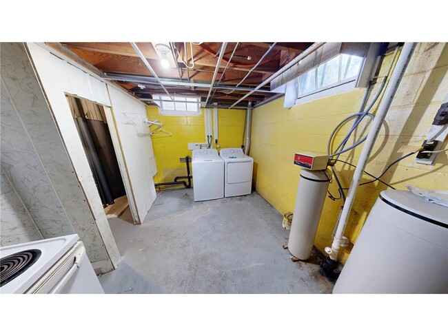 Building Photo - 114 6th Ave NE