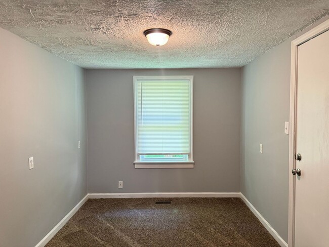 Building Photo - Great Location! Large Home with 3 bedrooms...