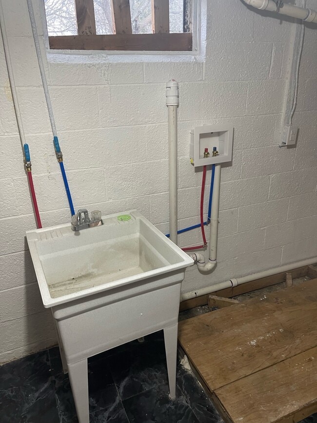 Building Photo - 616 Boston Rd