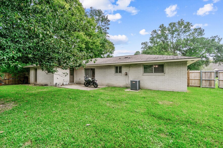 Building Photo - 5574 Houston Dr