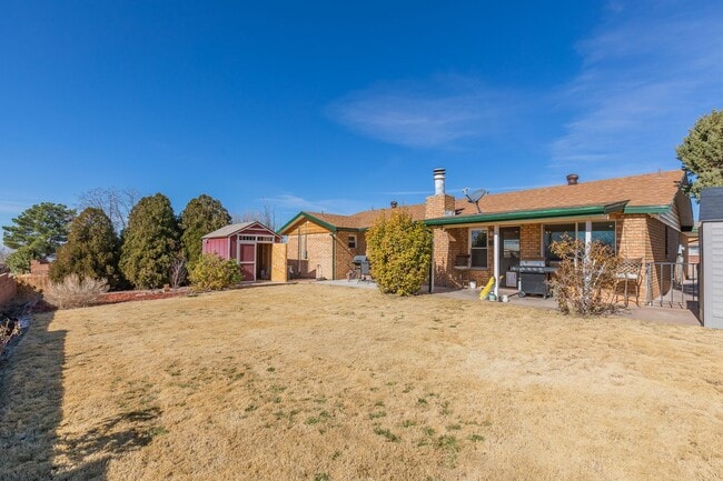 Building Photo - Beautiful 3 Bed 2 Bath - Gorgeous Views & Fenced in Backyard!