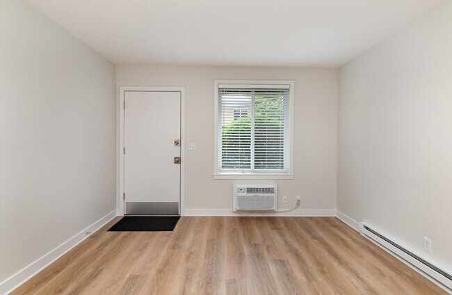 Building Photo - Green Hills Condo Living!