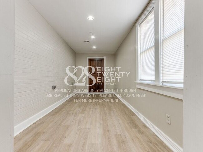 Building Photo - **AVAILABLE NOW!** 3 BED/2 BATH DUPLEX - CLOSE TO CAMPUS!